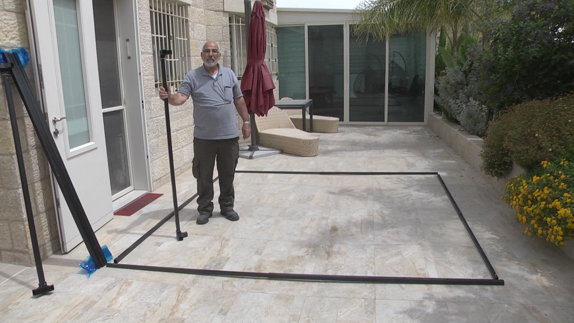 1. יש לסדר ארבע מהמוטות באורך 2 מטר על הרצפה במיקום הרצוי.